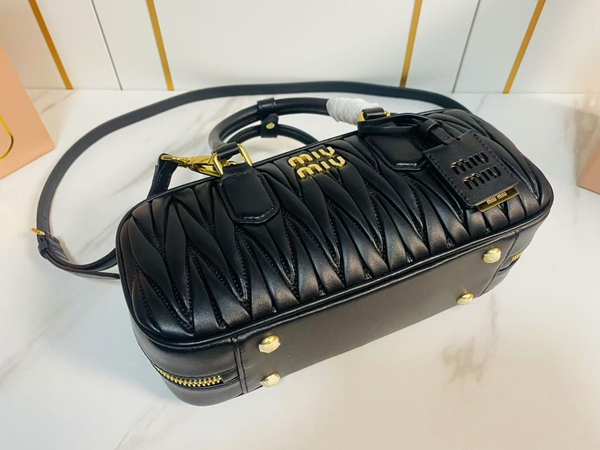 スーパーコピーブランドバッグ側面デザイン