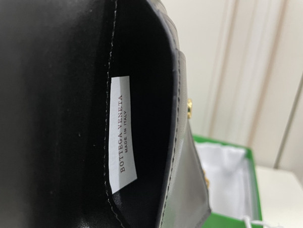 ボッテガヴェネタ財布コピー着用イメージ