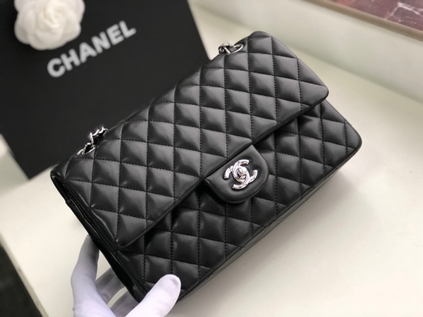 シャネルバッグレプリカ背面デザイン