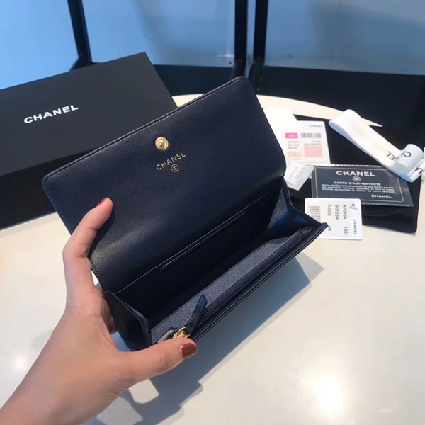 シャネル財布着用イメージ