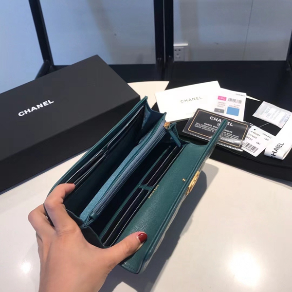 シャネル財布着用イメージ