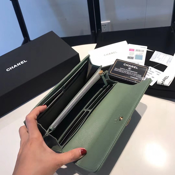 シャネル財布着用イメージ
