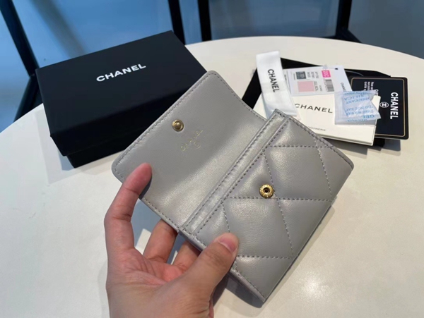 シャネル財布着用イメージ
