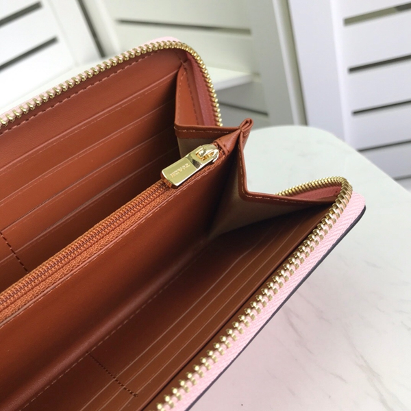 コーチ財布着用イメージ