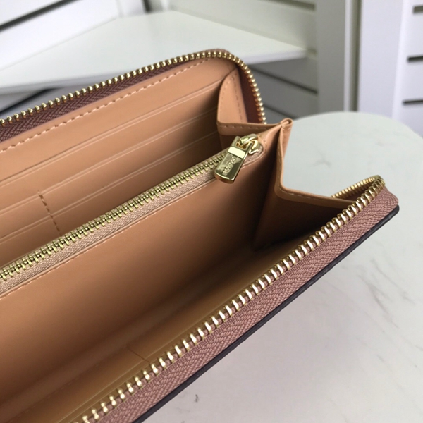 コーチ財布着用イメージ