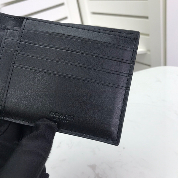 コーチ財布着用イメージ
