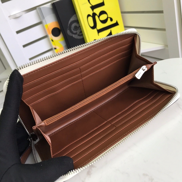 コーチ財布着用イメージ