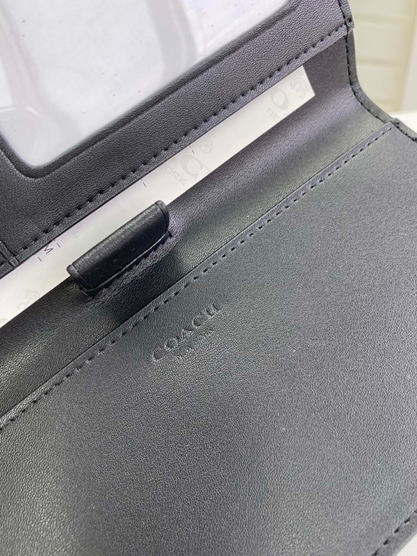 コーチ財布着用イメージ