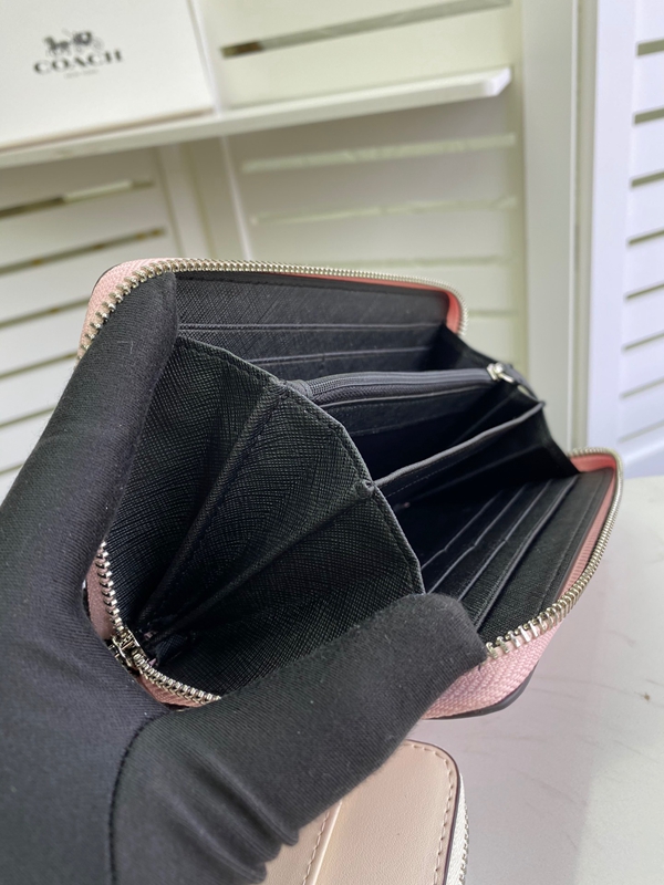 コーチ財布着用イメージ