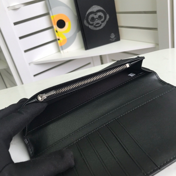 コーチ財布着用イメージ