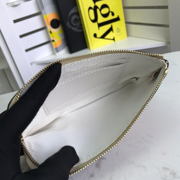 コーチ財布着用イメージ