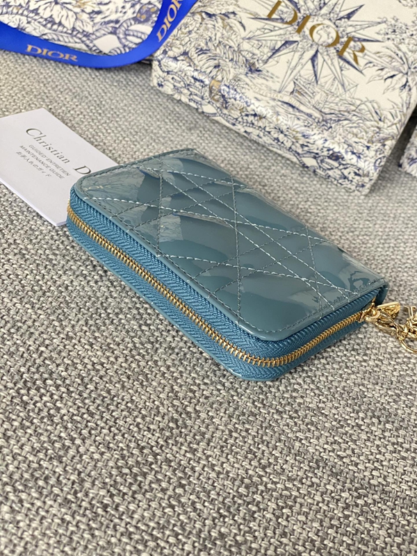 ディオール財布着用イメージ