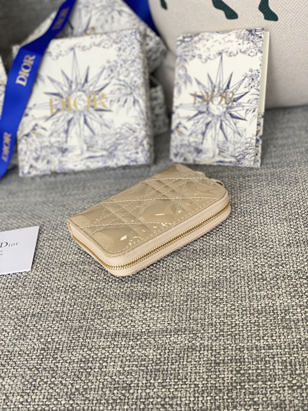 ディオール財布着用イメージ
