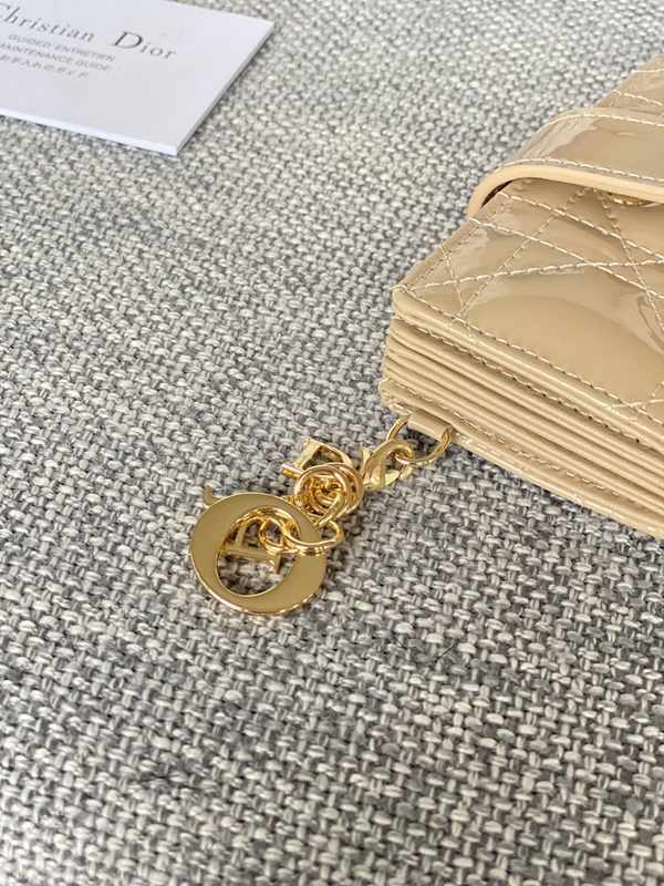 ディオール財布背面デザイン
