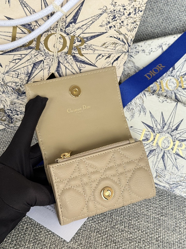ディオール財布背面デザイン