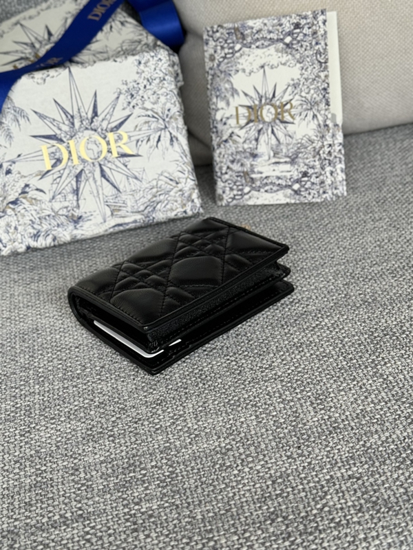 ディオール財布正面デザイン
