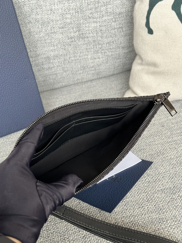 ディオール財布着用イメージ