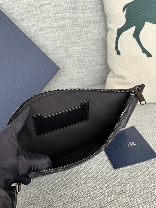 ディオール財布着用イメージ