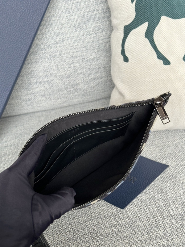 ディオール財布着用イメージ