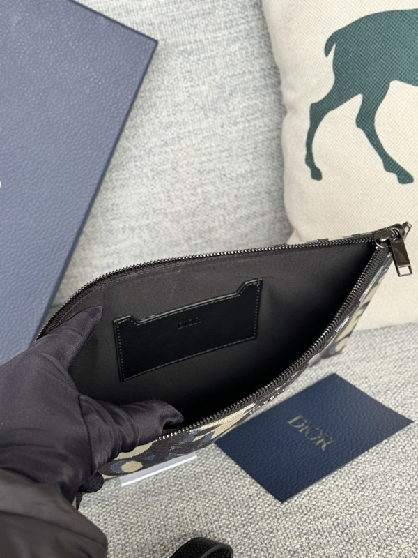 ディオール財布着用イメージ