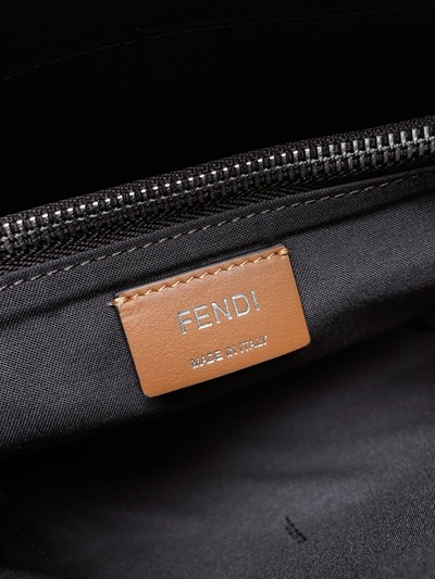 フェンディバッグ着用イメージ