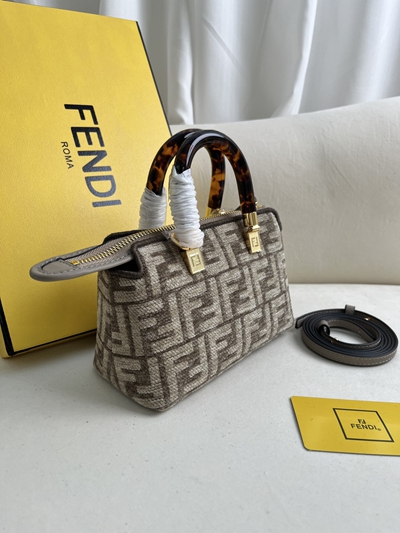 フェンディバッグ背面デザイン