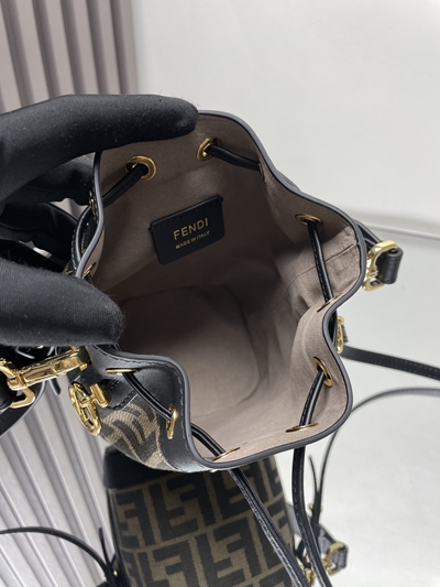 フェンディバッグ着用イメージ