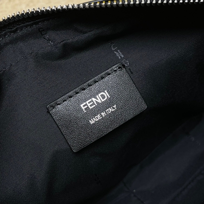 フェンディバッグ着用イメージ