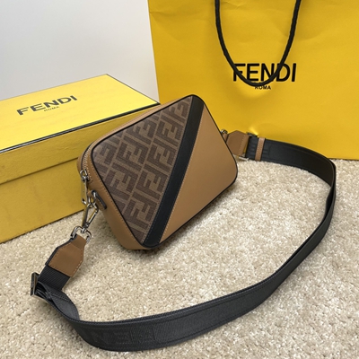 フェンディバッグ背面デザイン