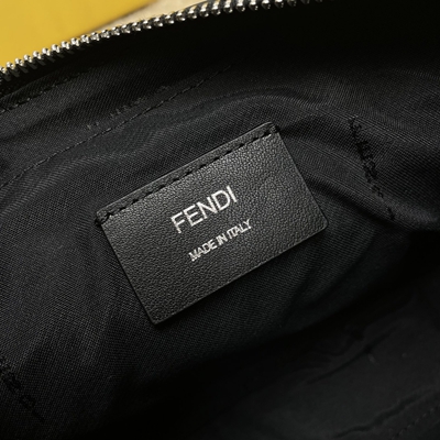 フェンディバッグ着用イメージ