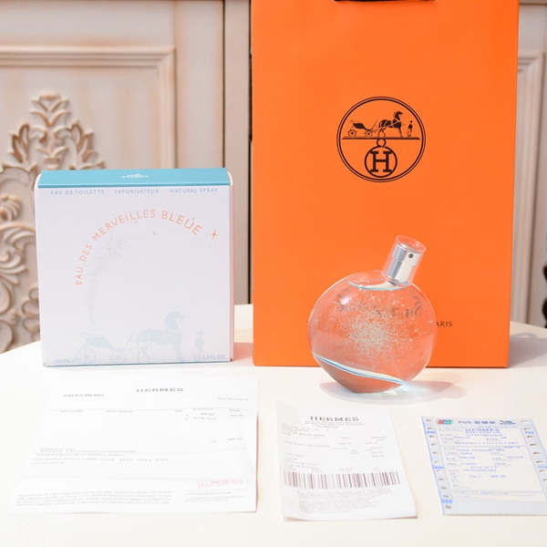 香水着用イメージ