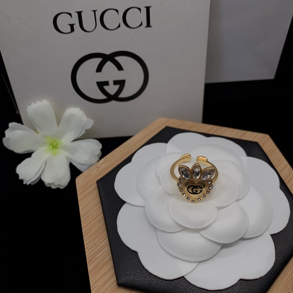 グッチアクセサリー正面デザイン