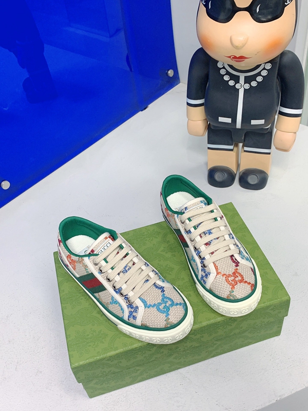 グッチ靴背面デザイン