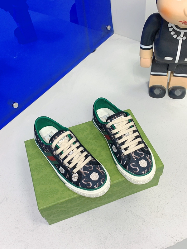 グッチ靴背面デザイン