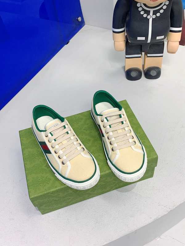 グッチ靴背面デザイン