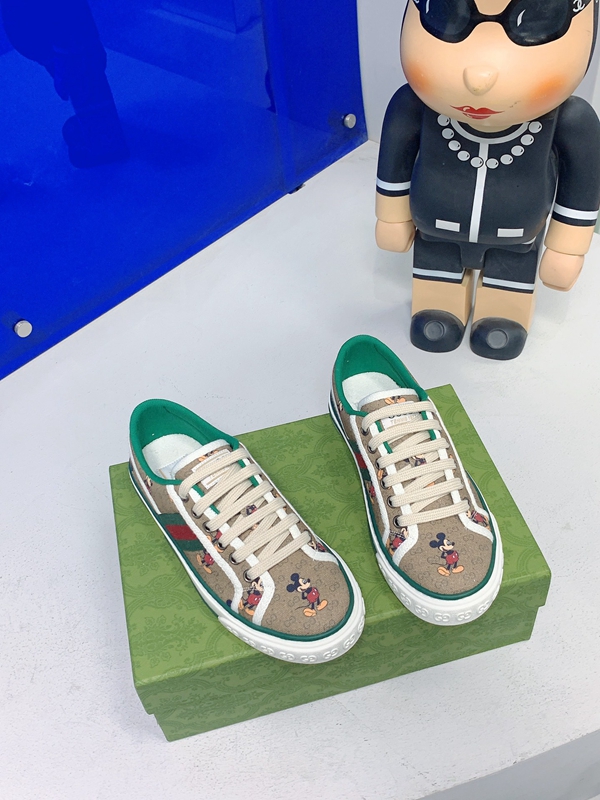 グッチ靴背面デザイン
