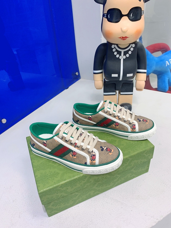 グッチ靴側面デザイン