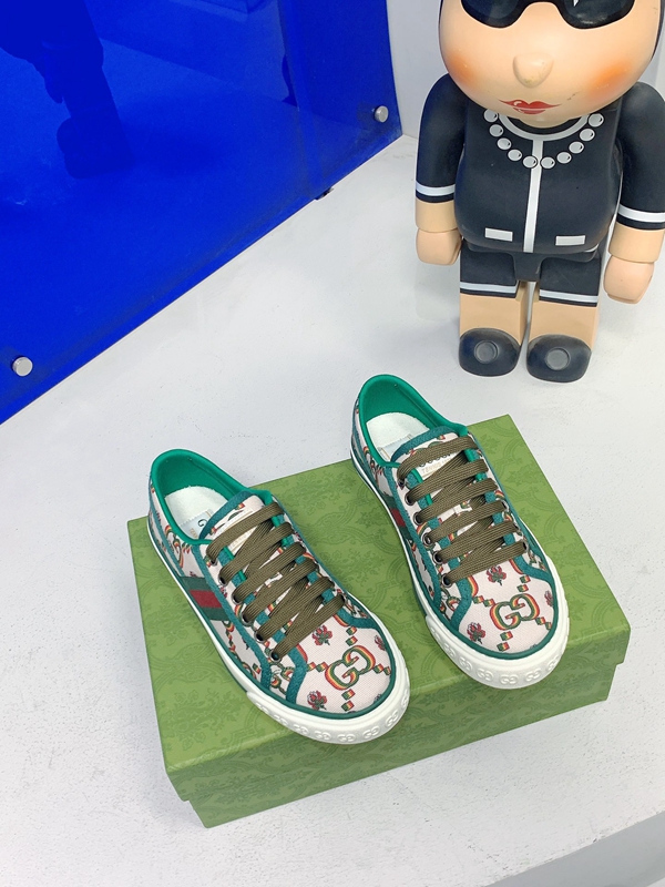 グッチ靴背面デザイン