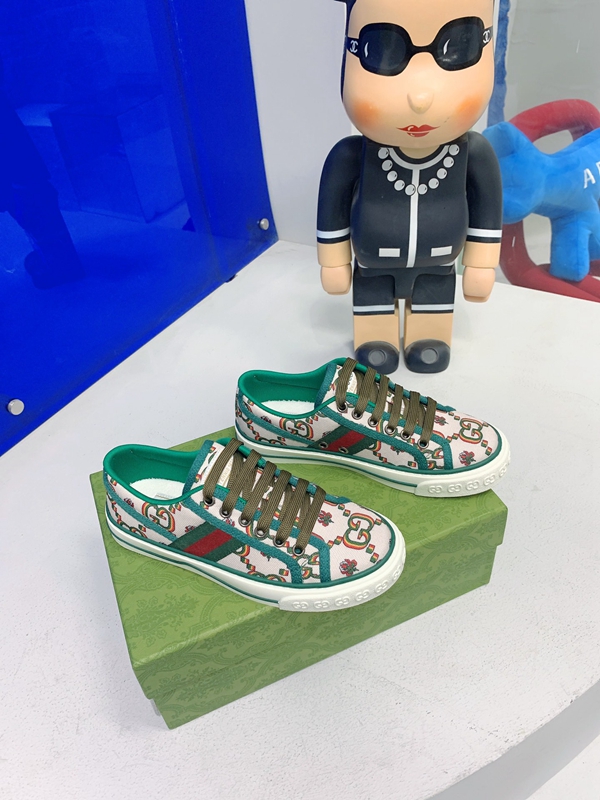 グッチ靴側面デザイン
