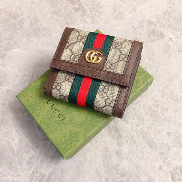 グッチ財布 レプリカ着用イメージ