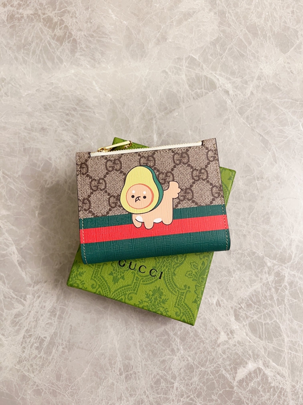 グッチ財布 レプリカ着用イメージ