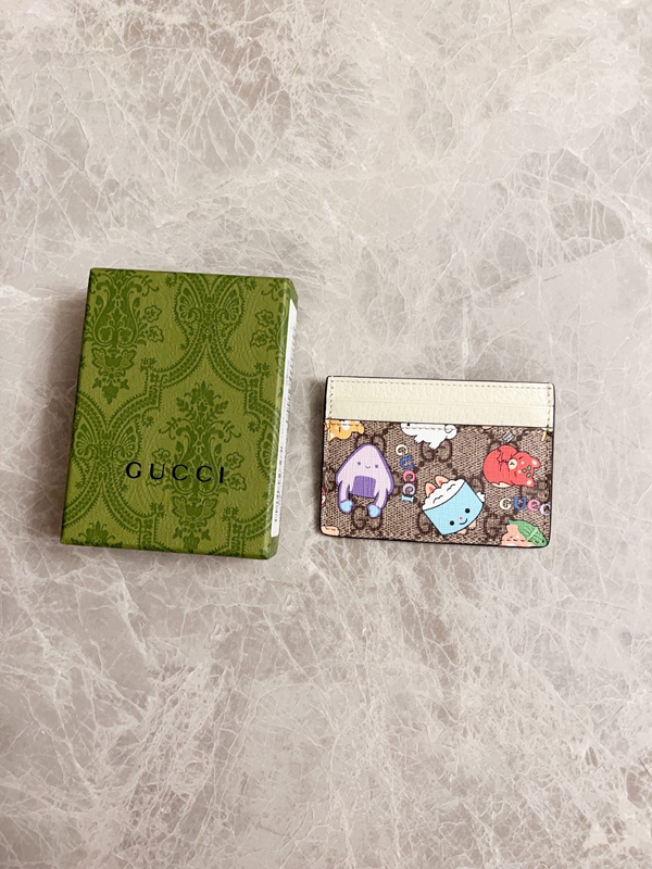 グッチ財布 レプリカ着用イメージ