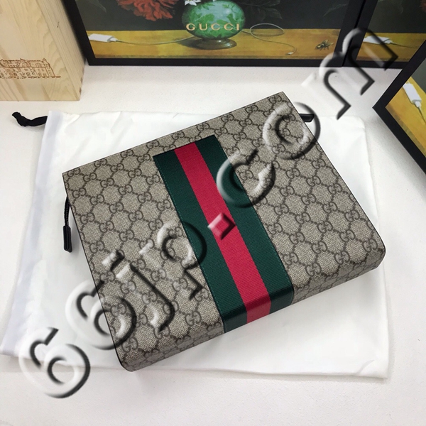 グッチ財布 レプリカ着用イメージ