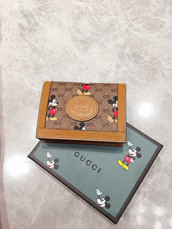グッチ財布 レプリカ着用イメージ