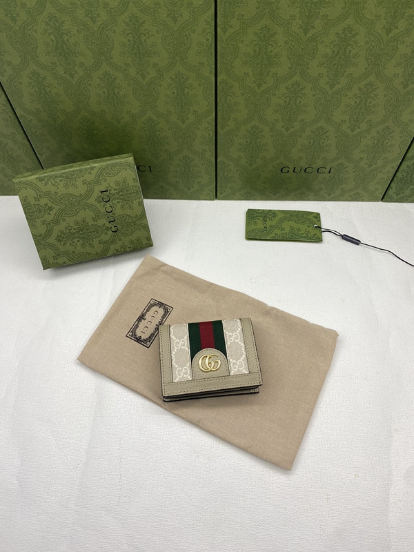 グッチ財布 レプリカ着用イメージ