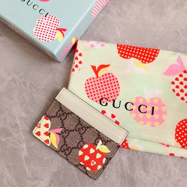 グッチ財布 レプリカ着用イメージ