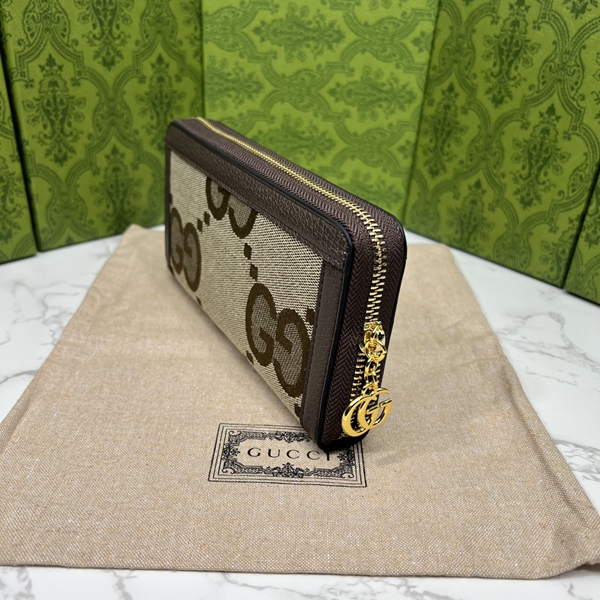 グッチ財布コピー着用イメージ