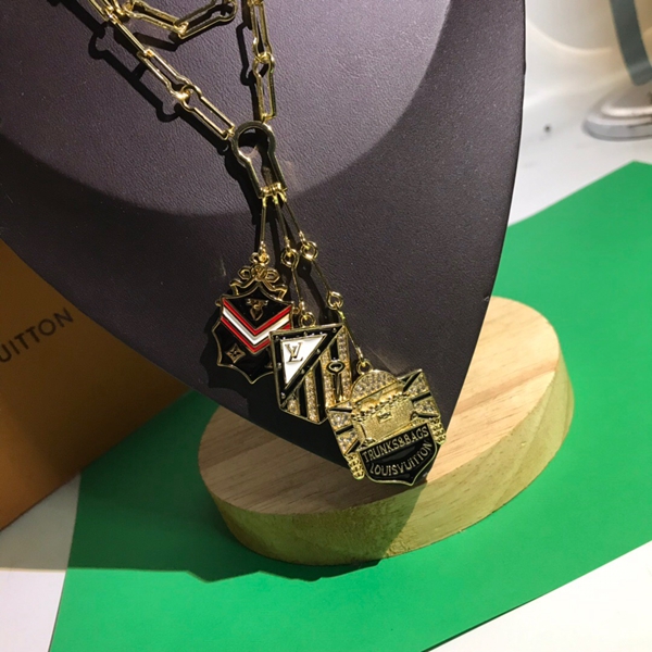ルイヴィトンアクセサリー背面デザイン