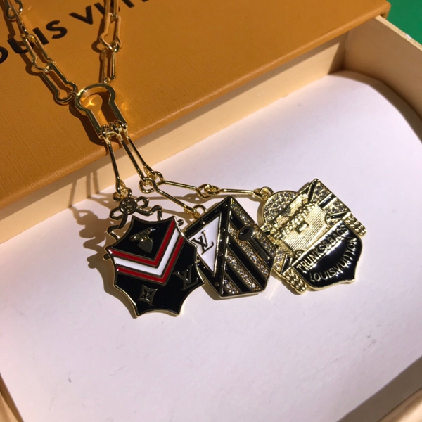 ルイヴィトンアクセサリー着用イメージ