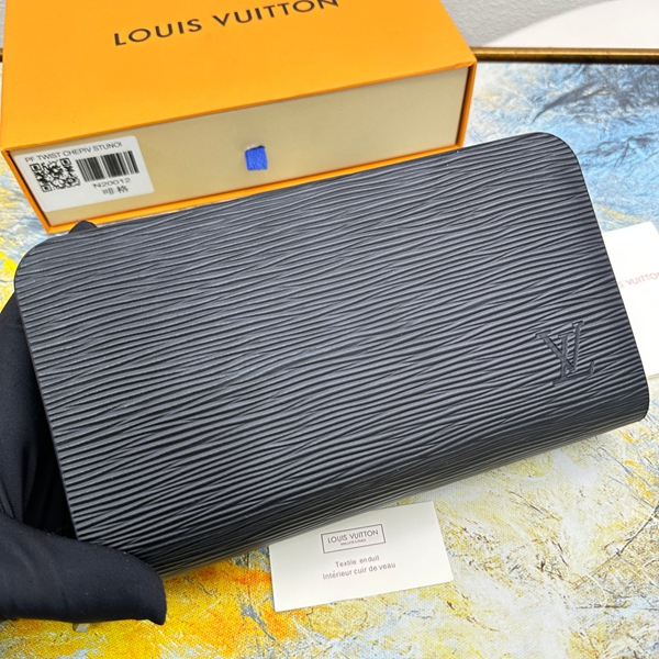 LVコピーウォレット着用イメージ